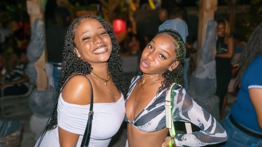 Deux amies posent, l'une sourit, l'autre fait la moue