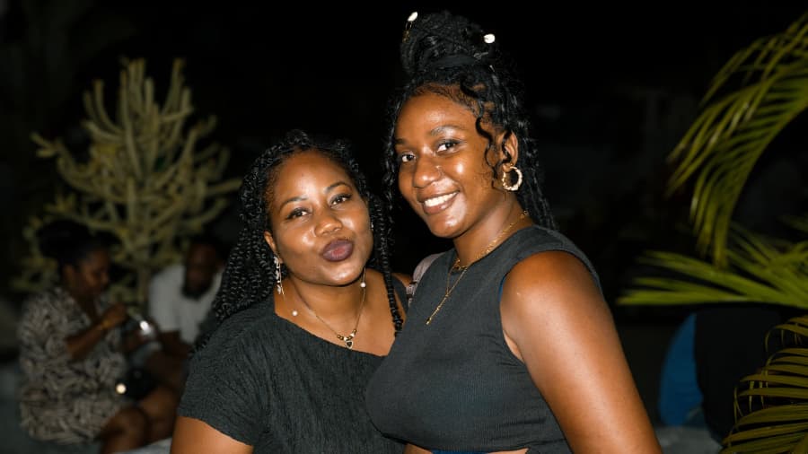 Deux amies posent de nuit au milieu des plantes