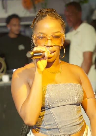 Une chanteuse en bustier pailleté chante au micro